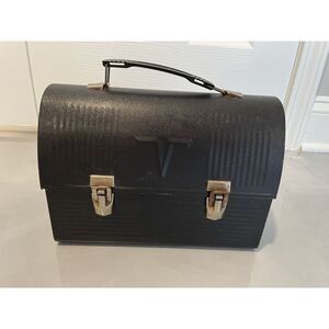 VINTAGE 1960 AMERICAN THERMOS COMPANY BLACK METAL "V" DOME TOP WORKMANS LUNCHBOX